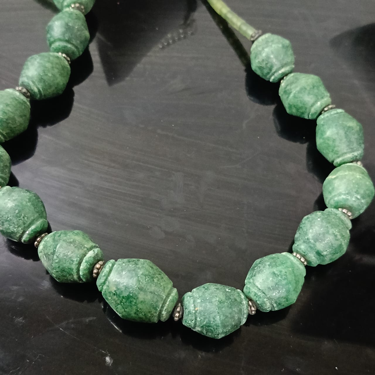 عقد تحفة نادر بحجر زمرد هندي طبيعي