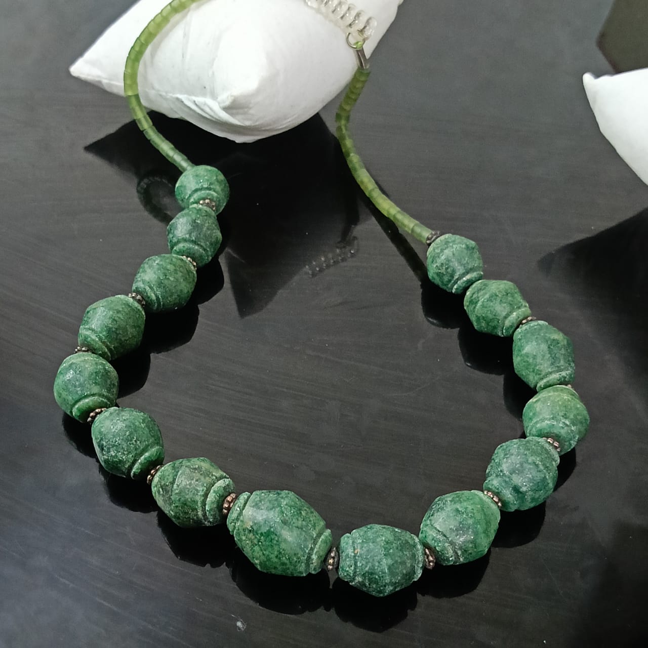 عقد تحفة نادر بحجر زمرد هندي طبيعي