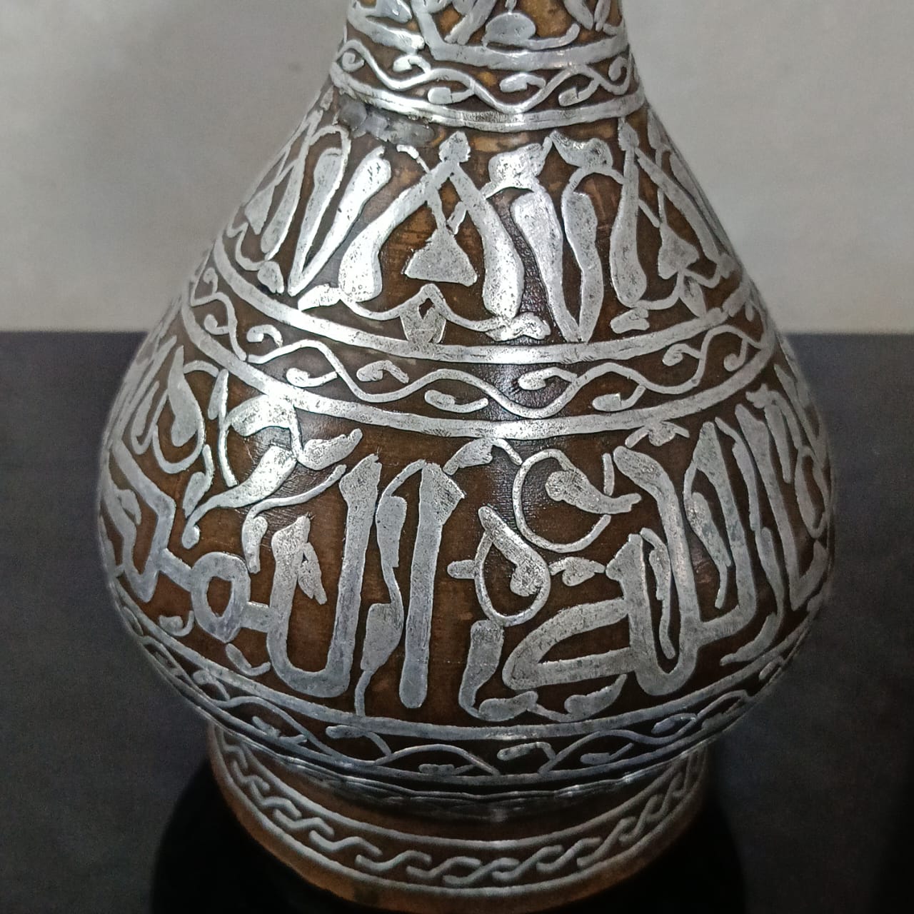 فازة تحفة مطعمة بالفضة