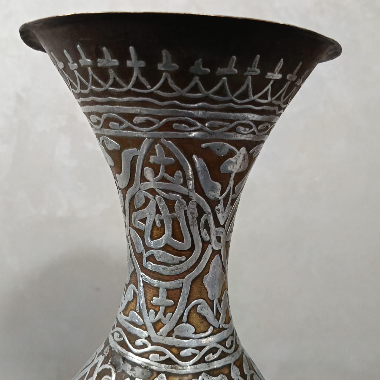 فازة تحفة مطعمة بالفضة