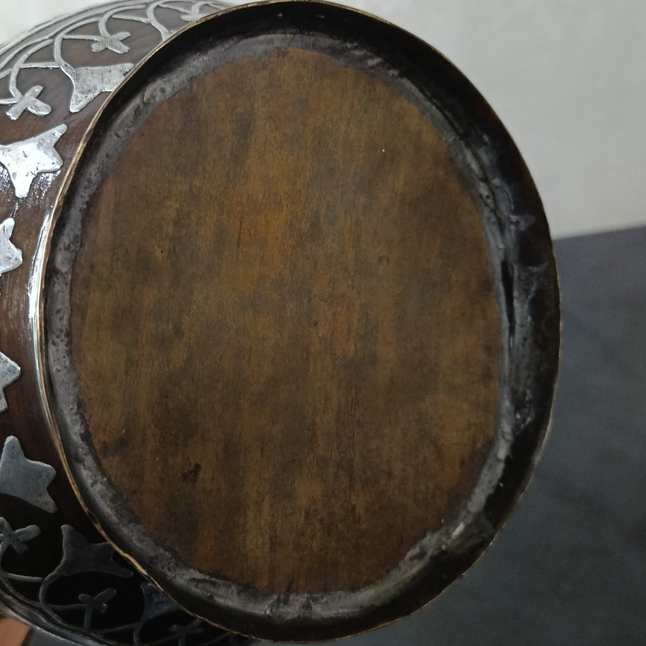 فازة تحفة مطعمة بالفضة