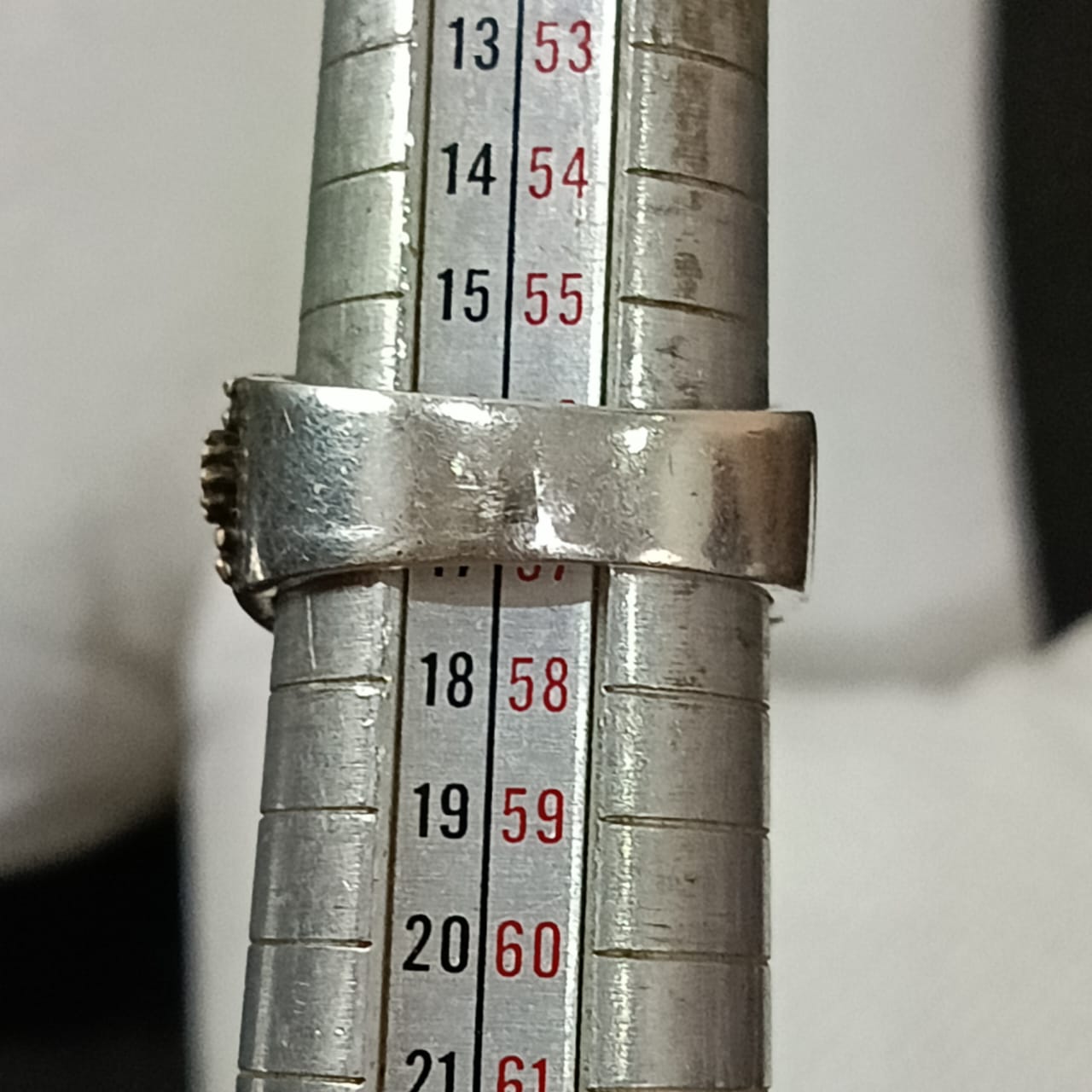 خاتم فضة نسائي مرصع بالأحجار