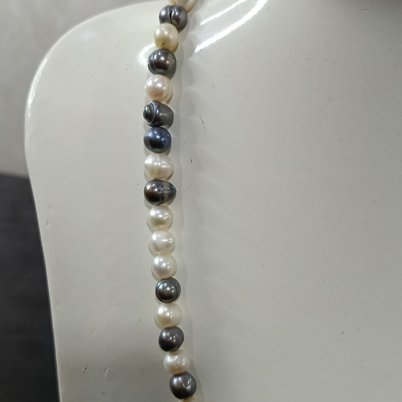 عقد تحفة بلؤلؤ فضي وأبيض