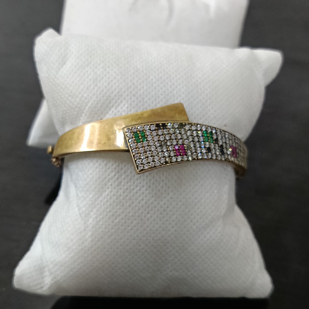 سوار فضة تحفة مرصع بالأحجار كريمة