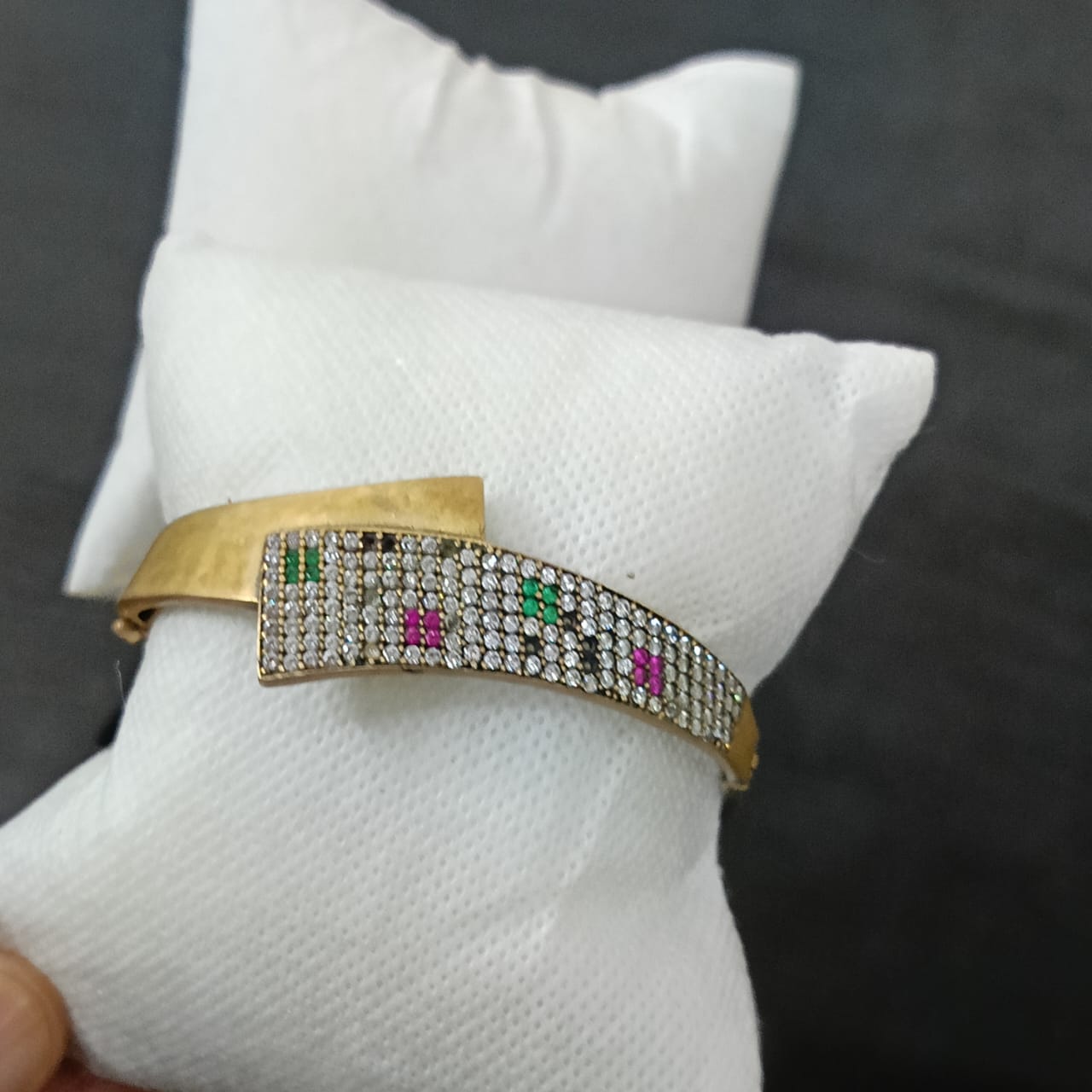 سوار فضة تحفة مرصع بالأحجار كريمة