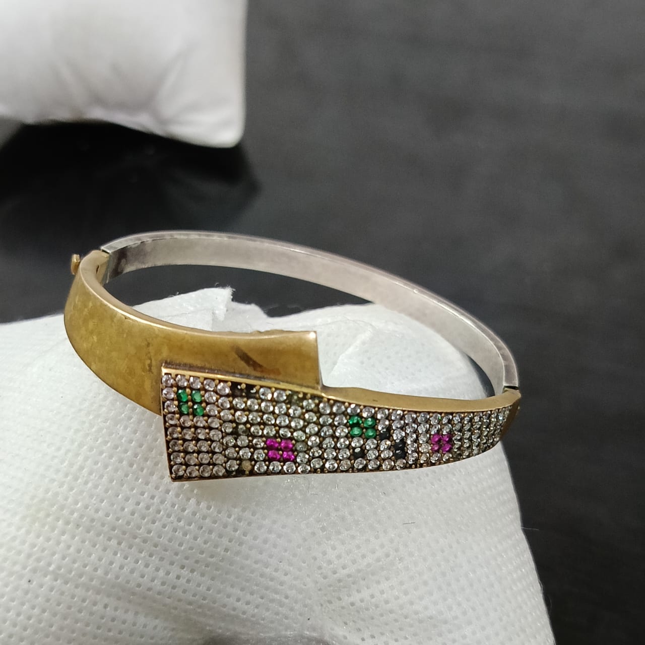 سوار فضة تحفة مرصع بالأحجار كريمة