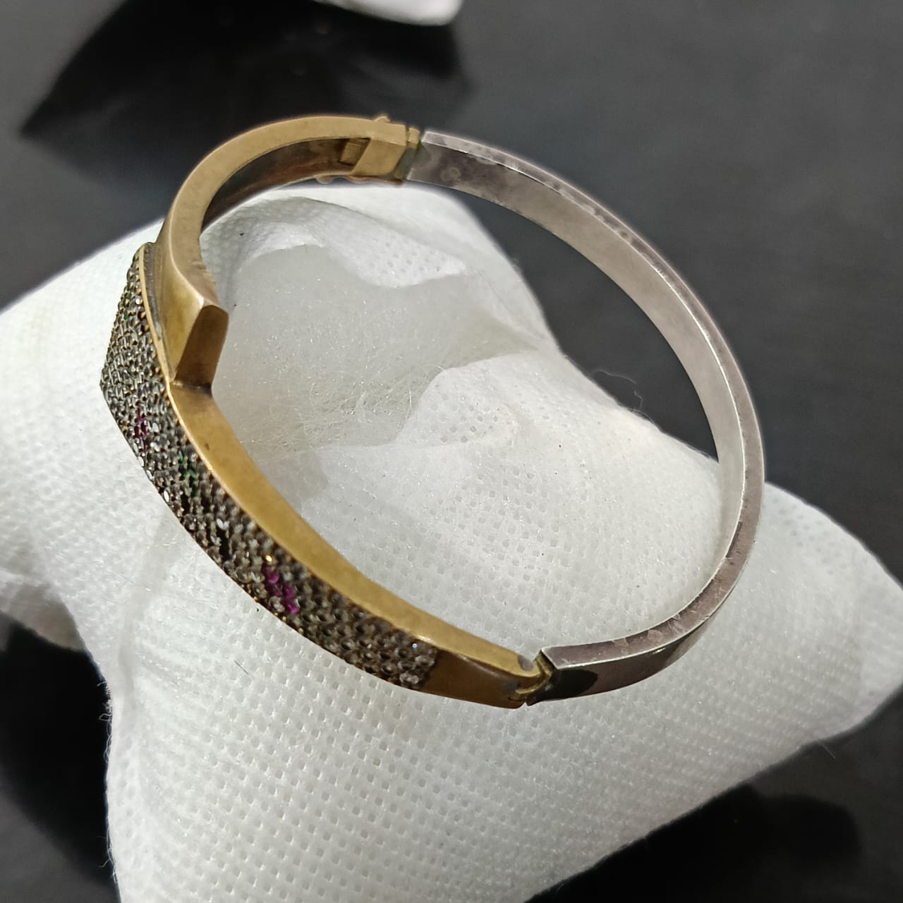 سوار فضة تحفة مرصع بالأحجار كريمة