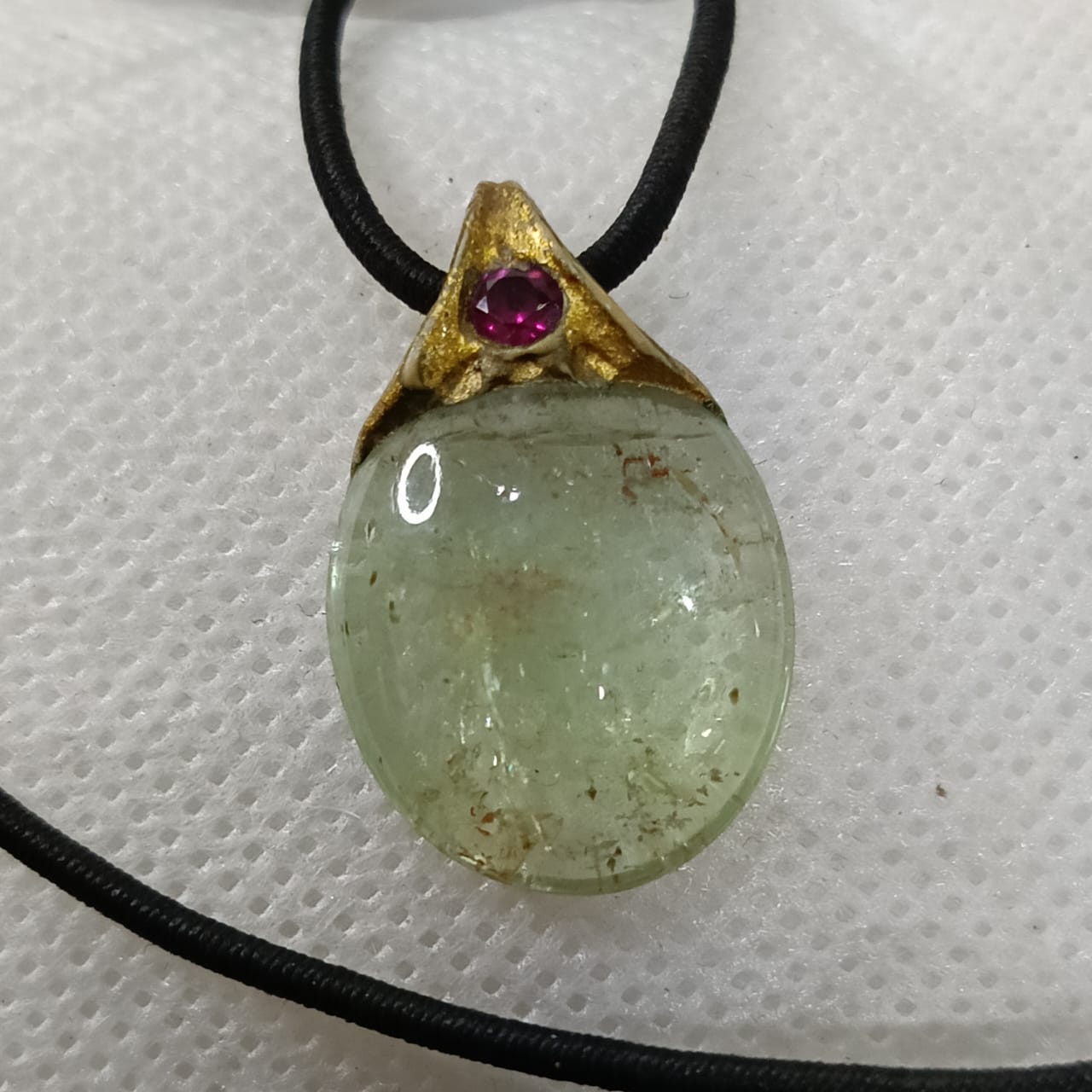 عقد تحفة بقلادة حجر سترين طبيعي