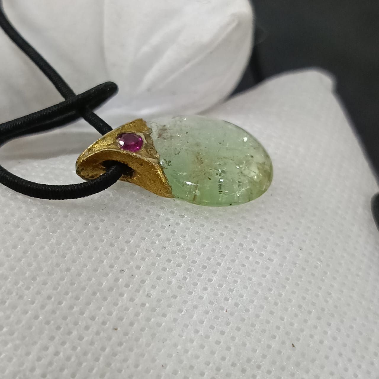 عقد تحفة بقلادة حجر سترين طبيعي