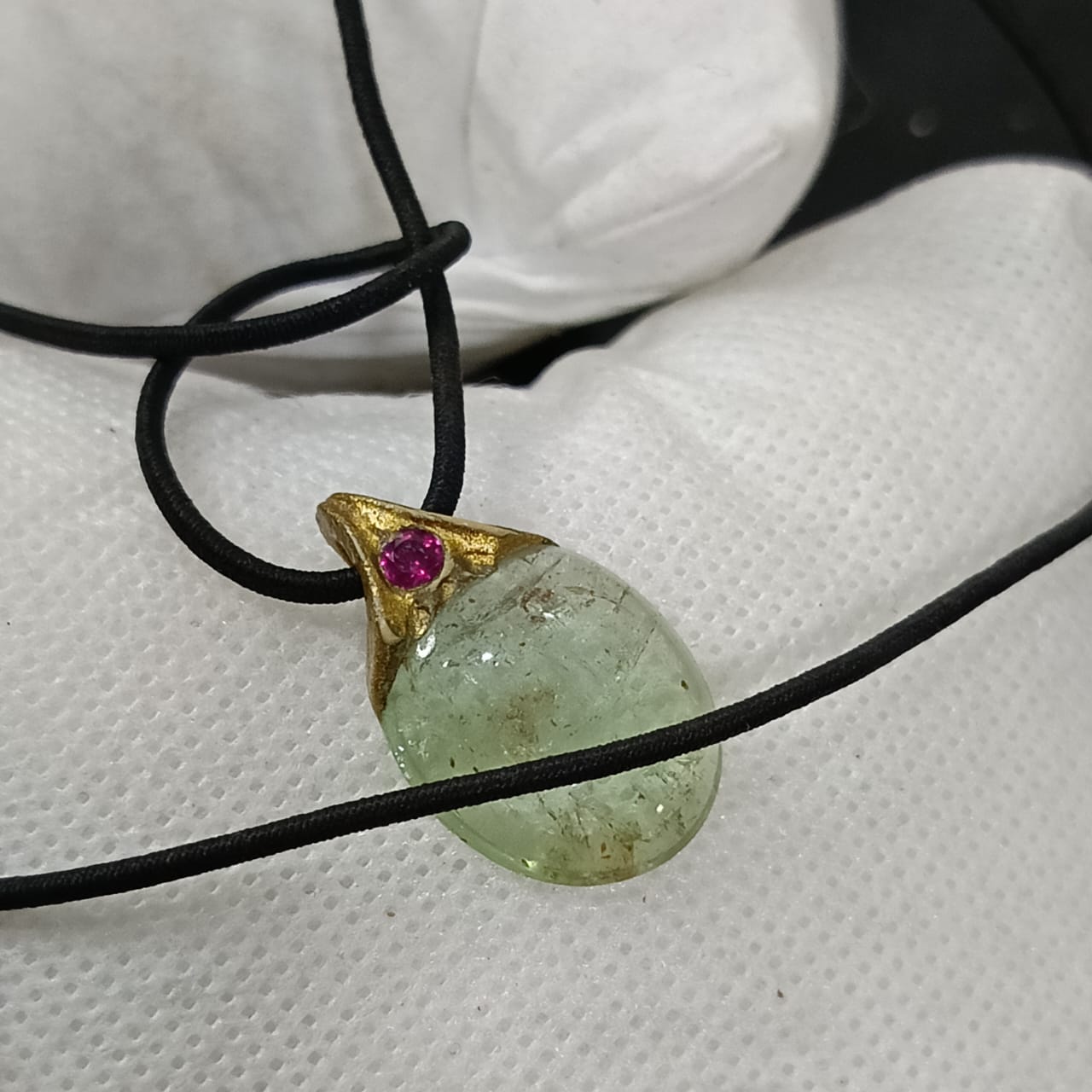 عقد تحفة بقلادة حجر سترين طبيعي