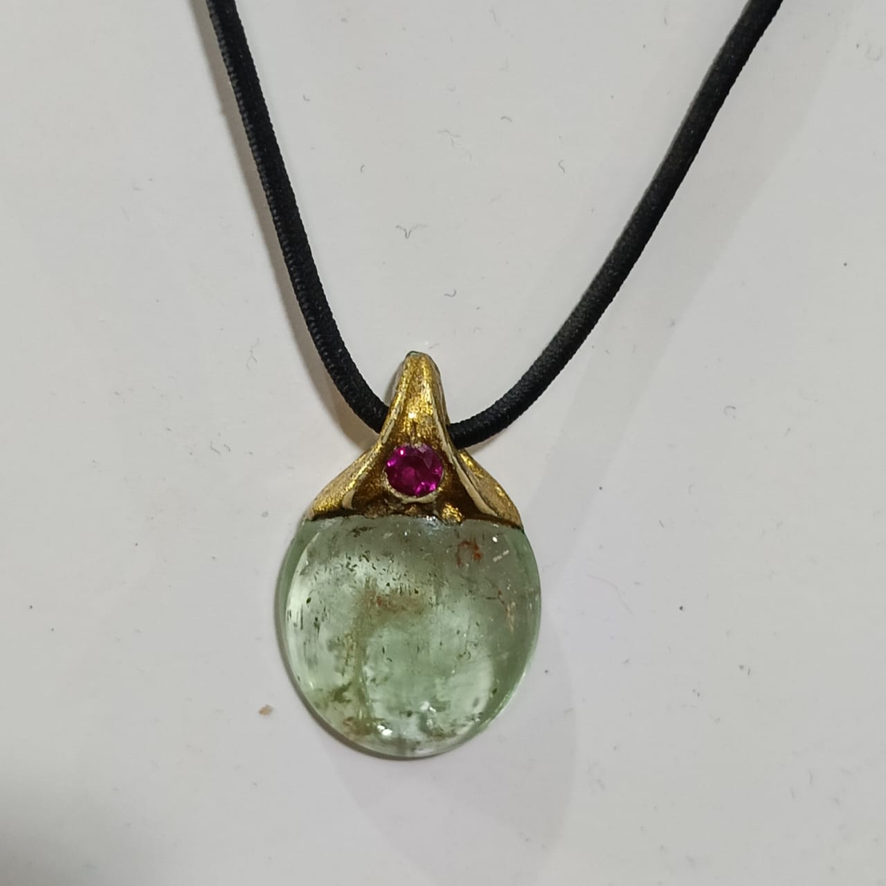 عقد تحفة بقلادة حجر سترين طبيعي