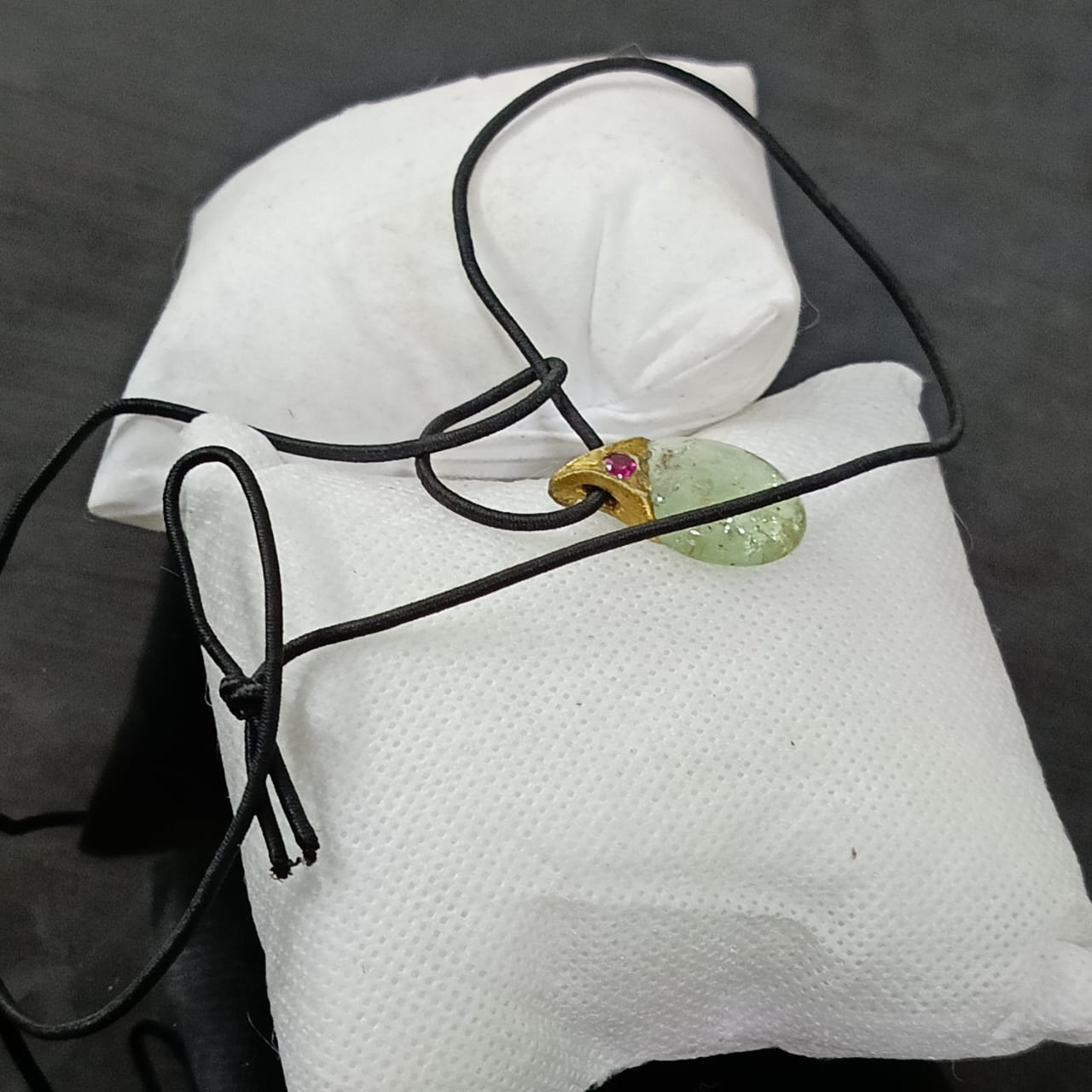 عقد تحفة بقلادة حجر سترين طبيعي