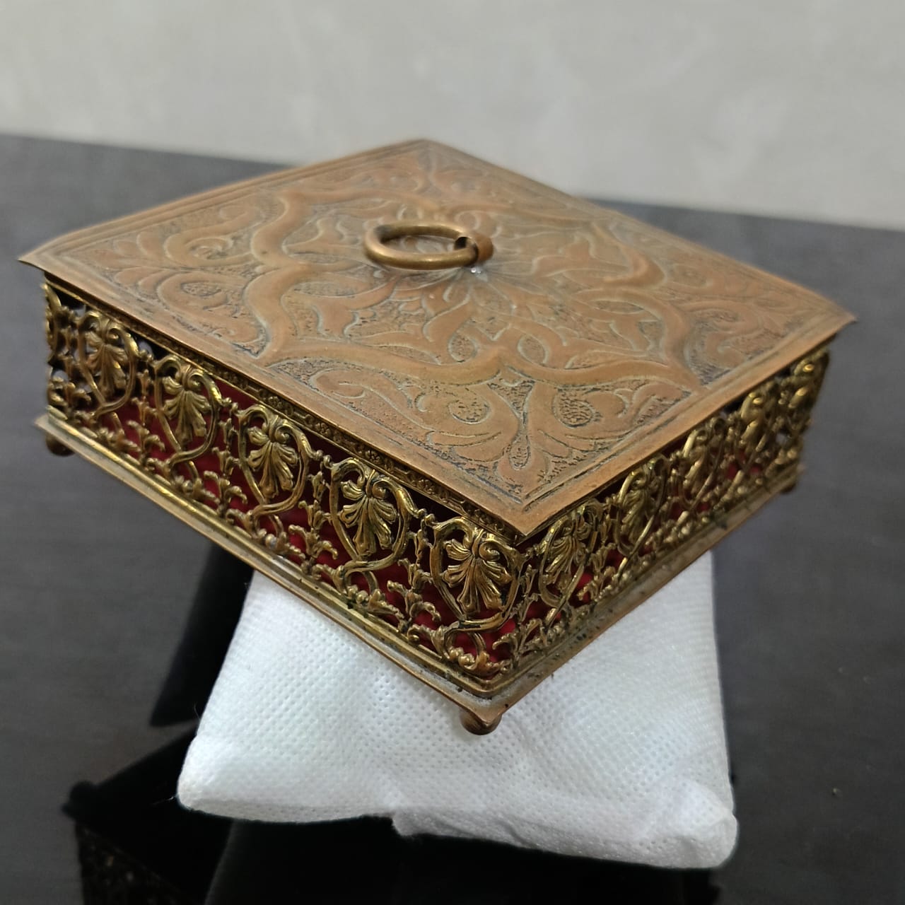 علبة عتيقة من نحاس أحمر