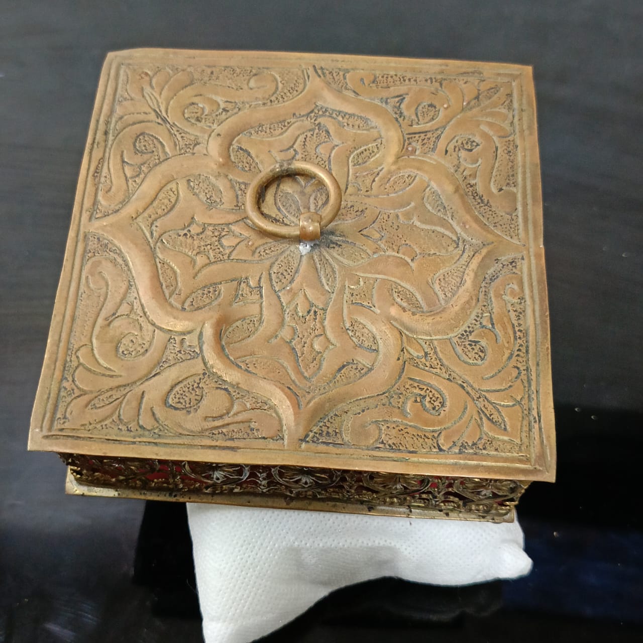 علبة عتيقة من نحاس أحمر