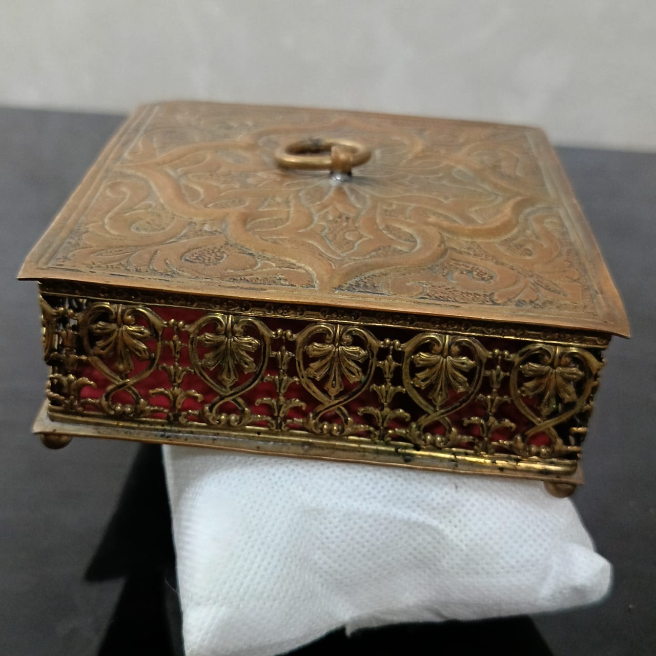 علبة عتيقة من نحاس أحمر