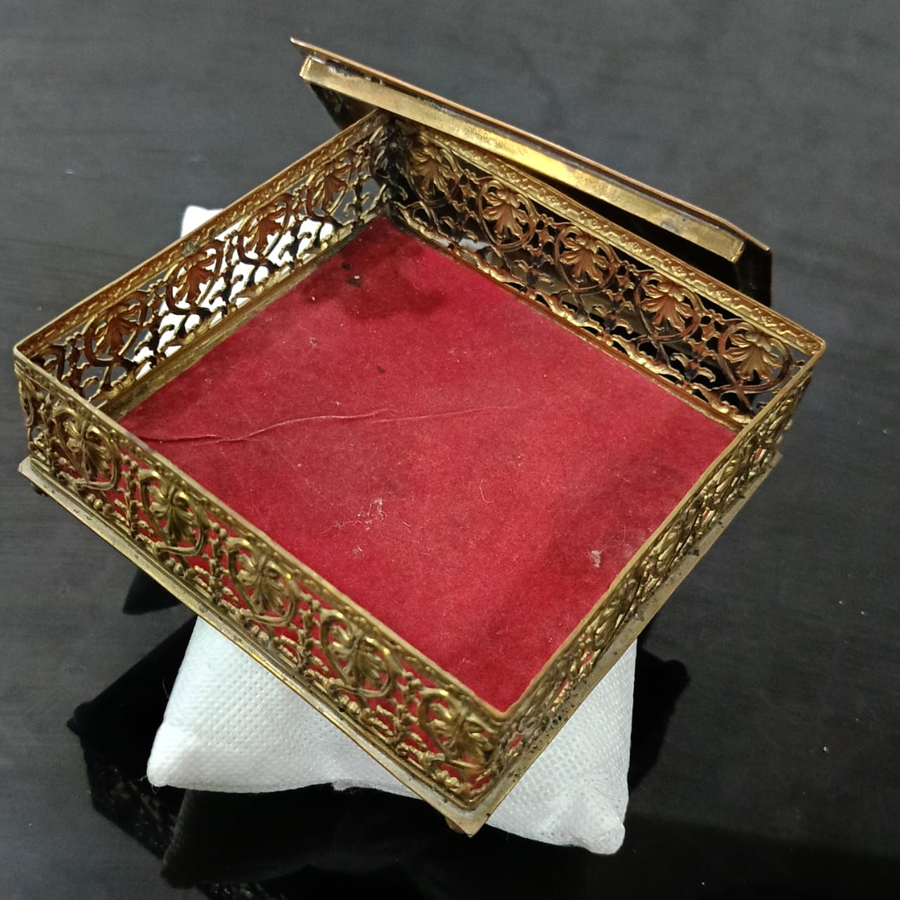 علبة عتيقة من نحاس أحمر