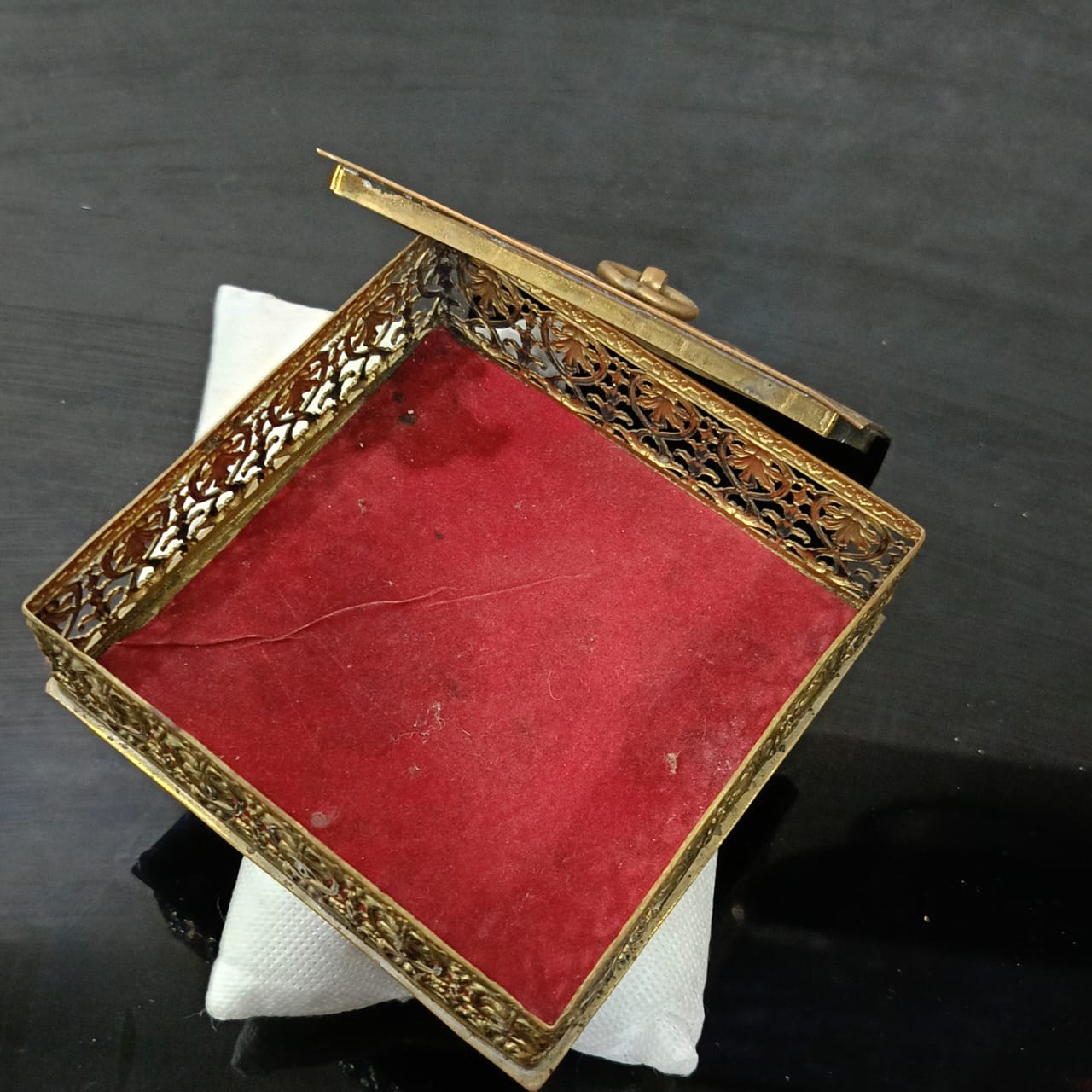 علبة عتيقة من نحاس أحمر