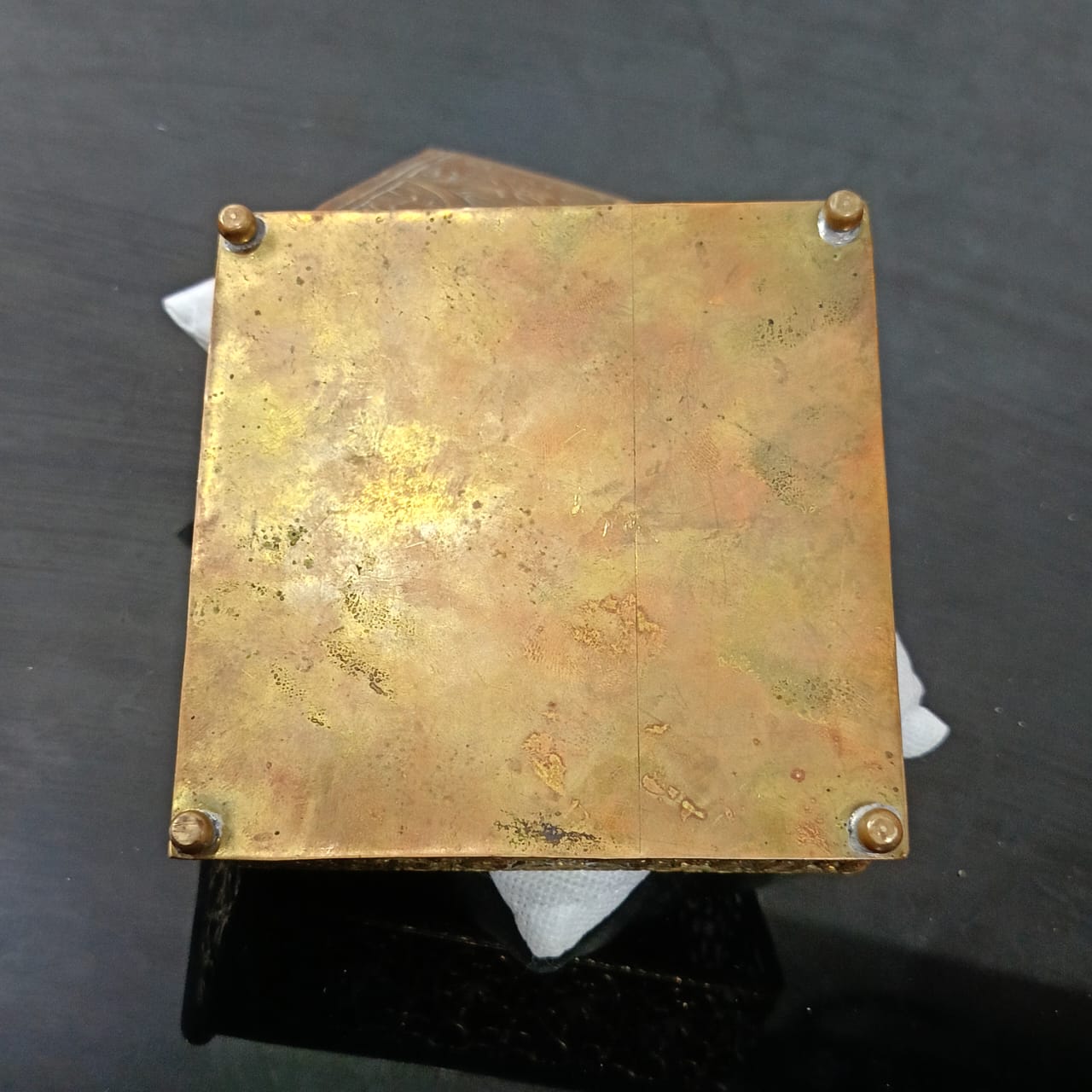 علبة عتيقة من نحاس أحمر