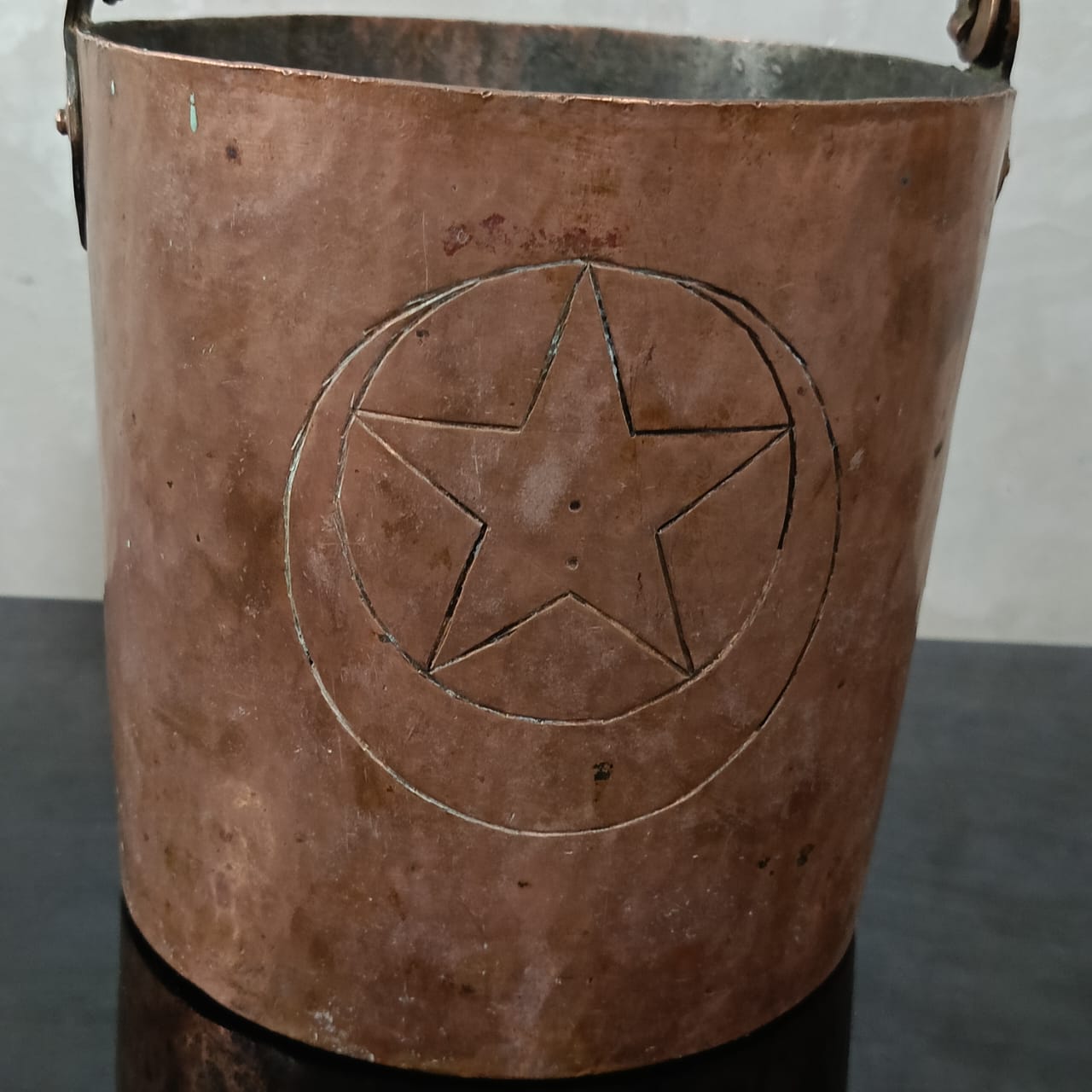 دلو تحفة أنتيك من نحاس أحمر ثقيل وزن