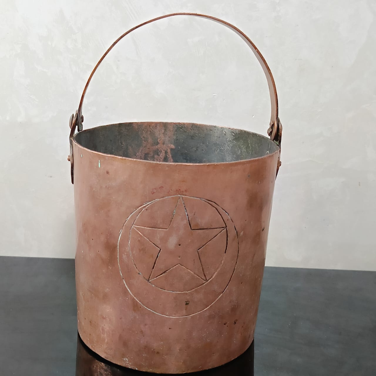 دلو تحفة أنتيك من نحاس أحمر ثقيل وزن