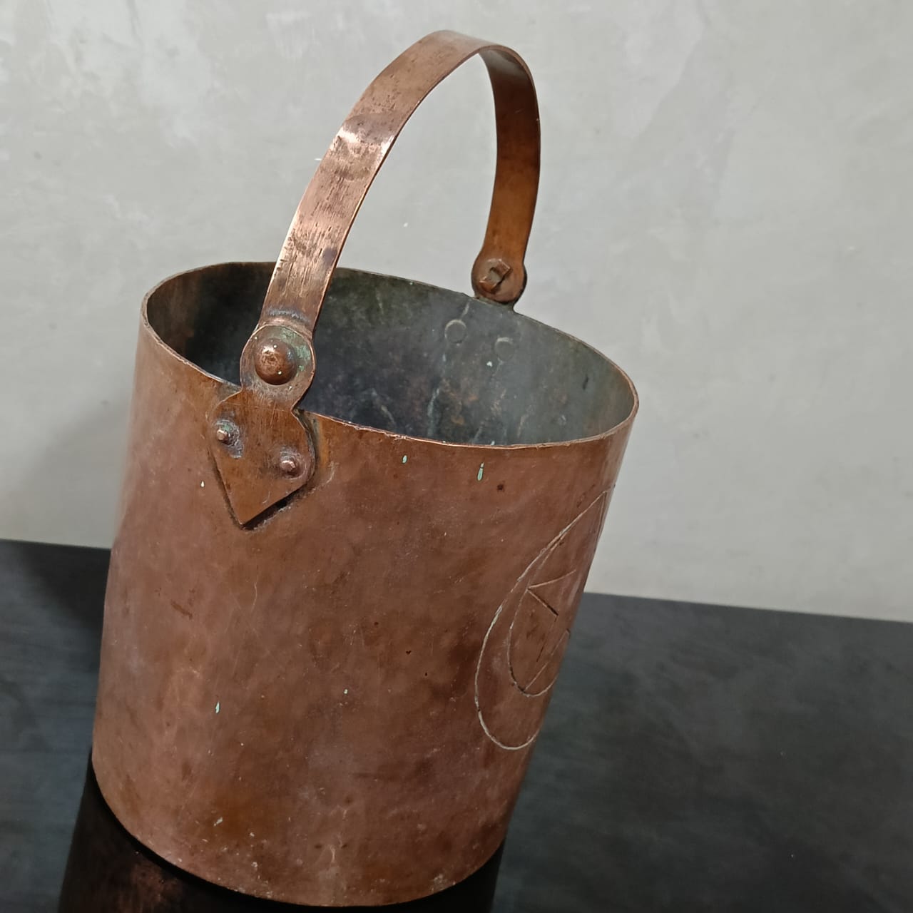 دلو تحفة أنتيك من نحاس أحمر ثقيل وزن