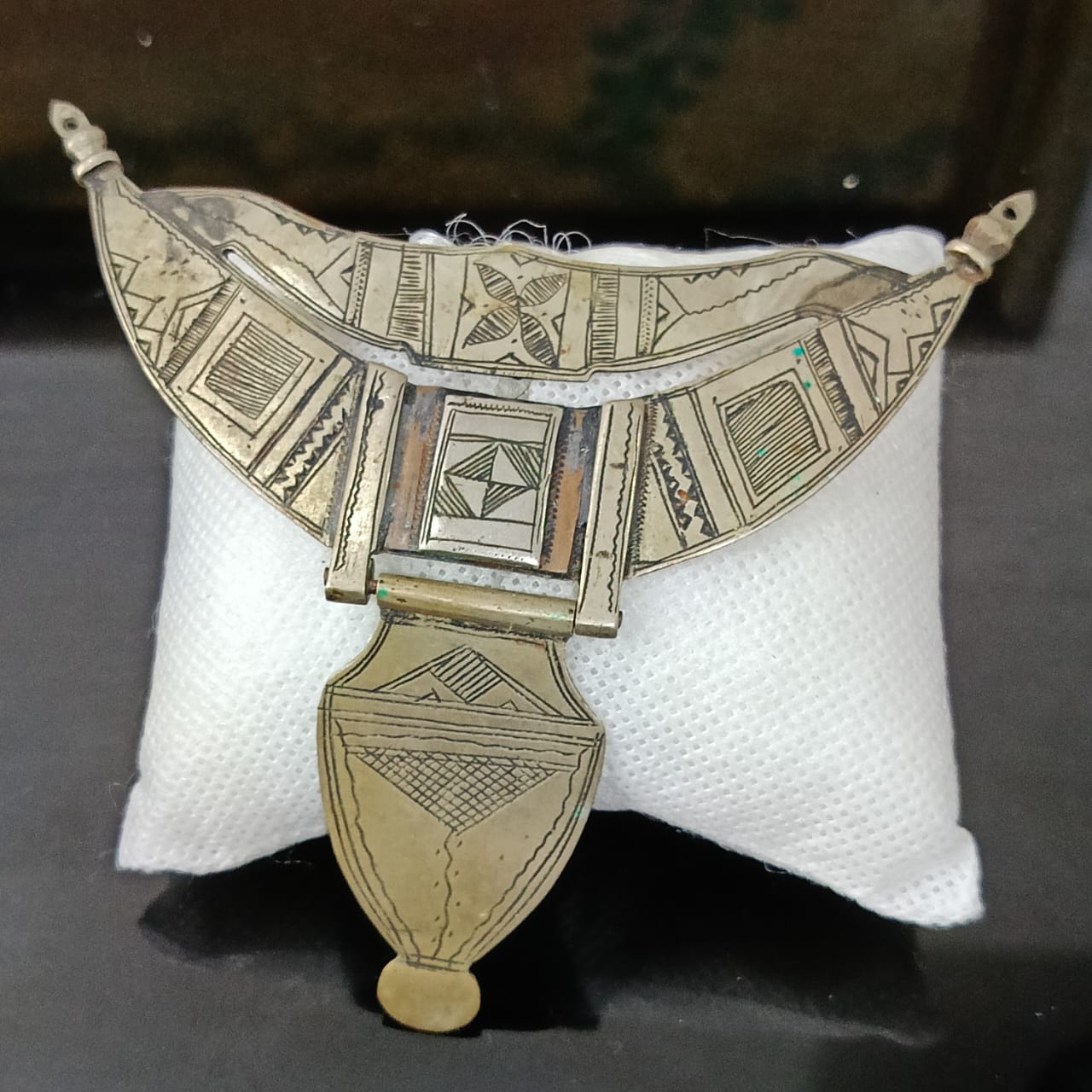 قلادة معدنية كبيرة تحفة