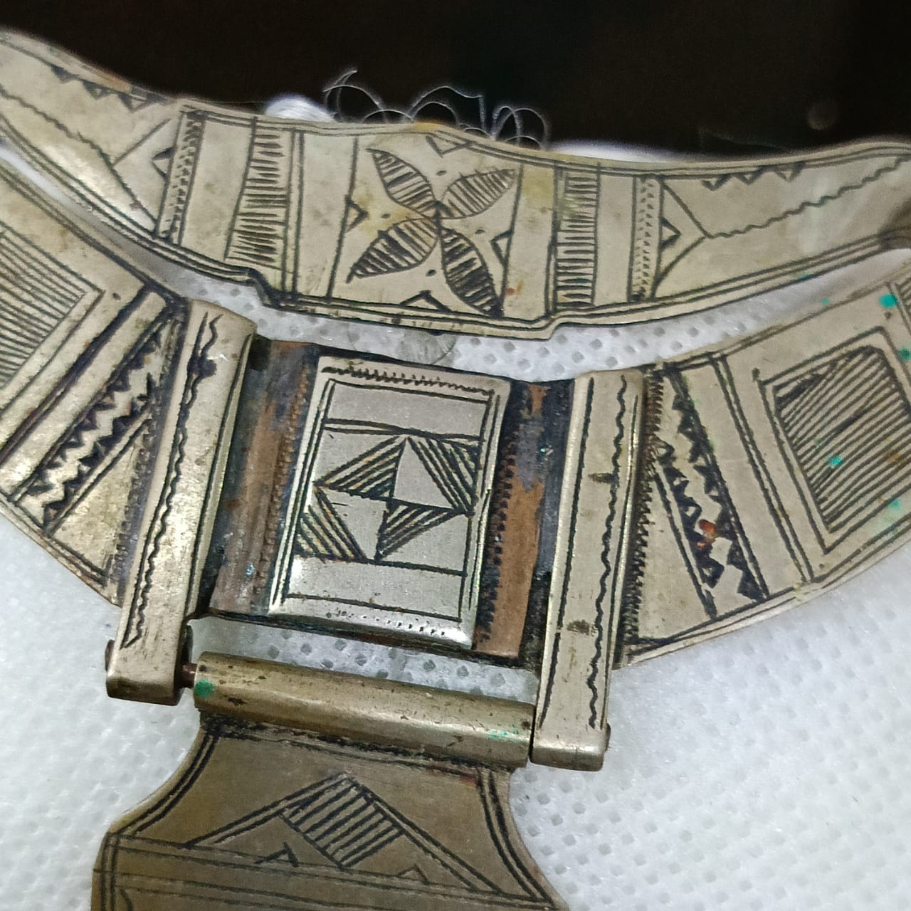 قلادة معدنية كبيرة تحفة