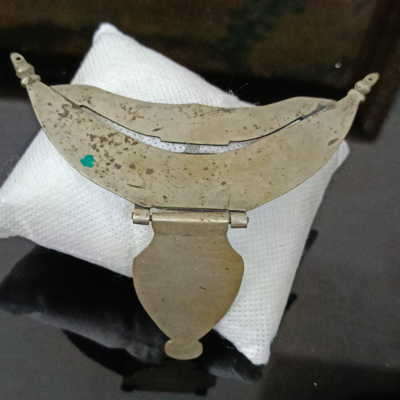 قلادة معدنية كبيرة تحفة