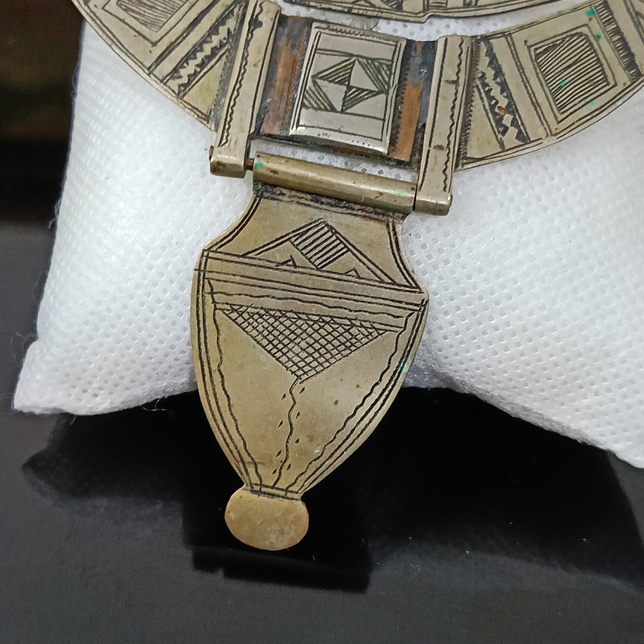 قلادة معدنية كبيرة تحفة