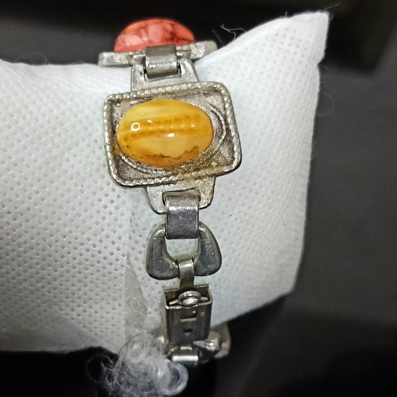 سوار معدني تحفة مرصعةبأحجار طبيعية ينقصه حجر