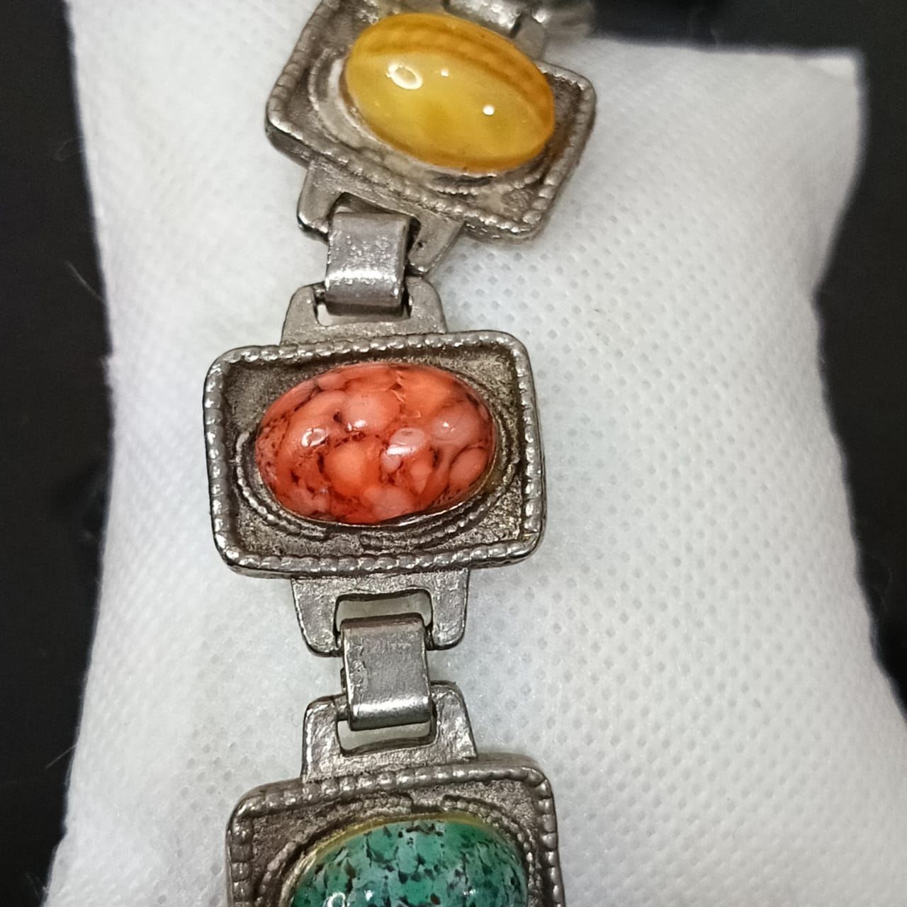 سوار معدني تحفة مرصعةبأحجار طبيعية ينقصه حجر