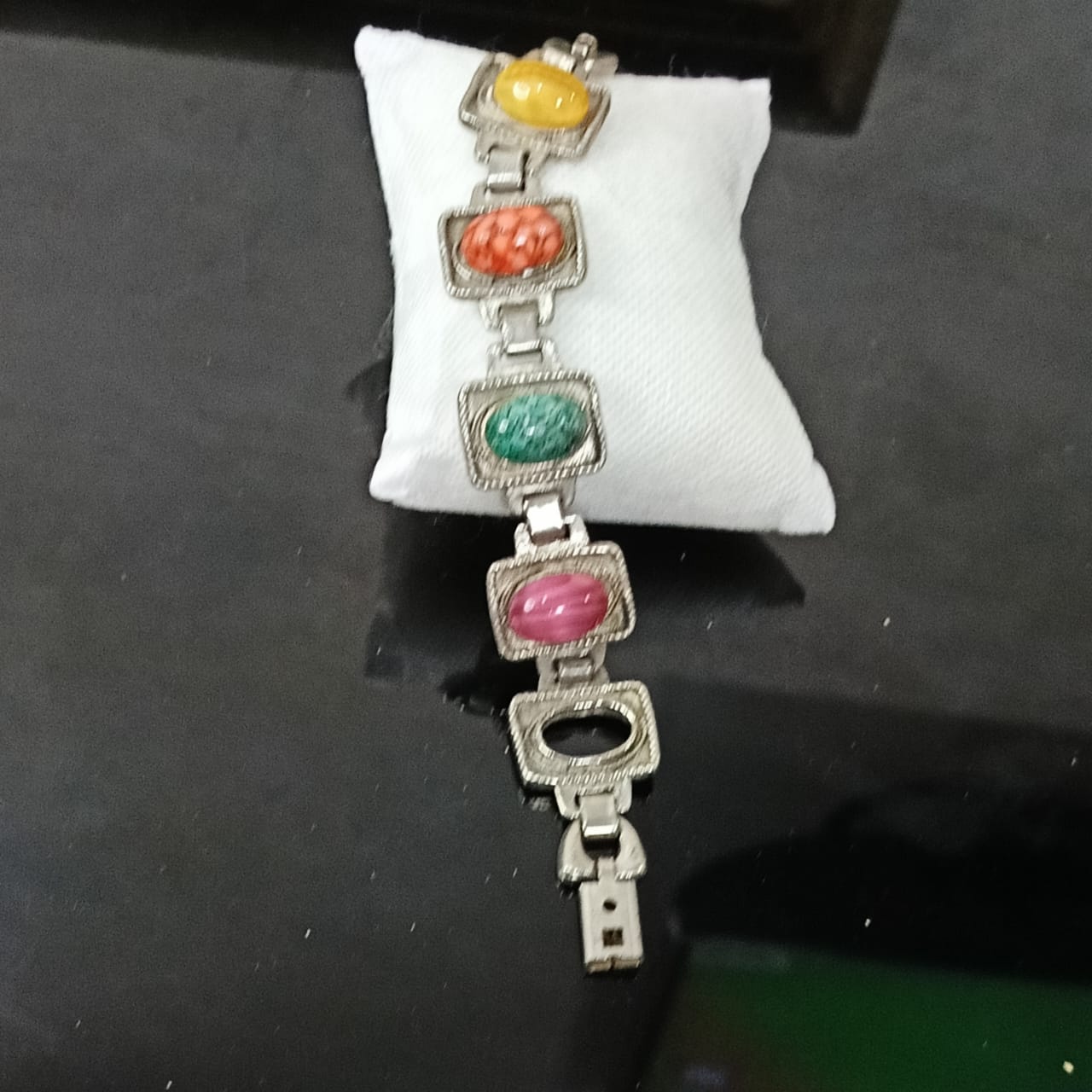 سوار معدني تحفة مرصعةبأحجار طبيعية ينقصه حجر