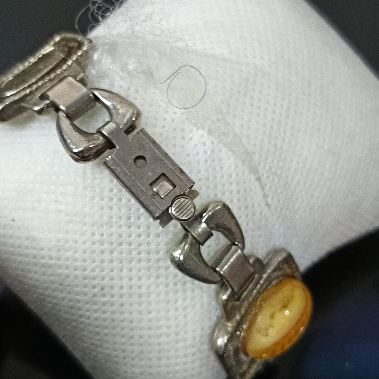 سوار معدني تحفة مرصعةبأحجار طبيعية ينقصه حجر