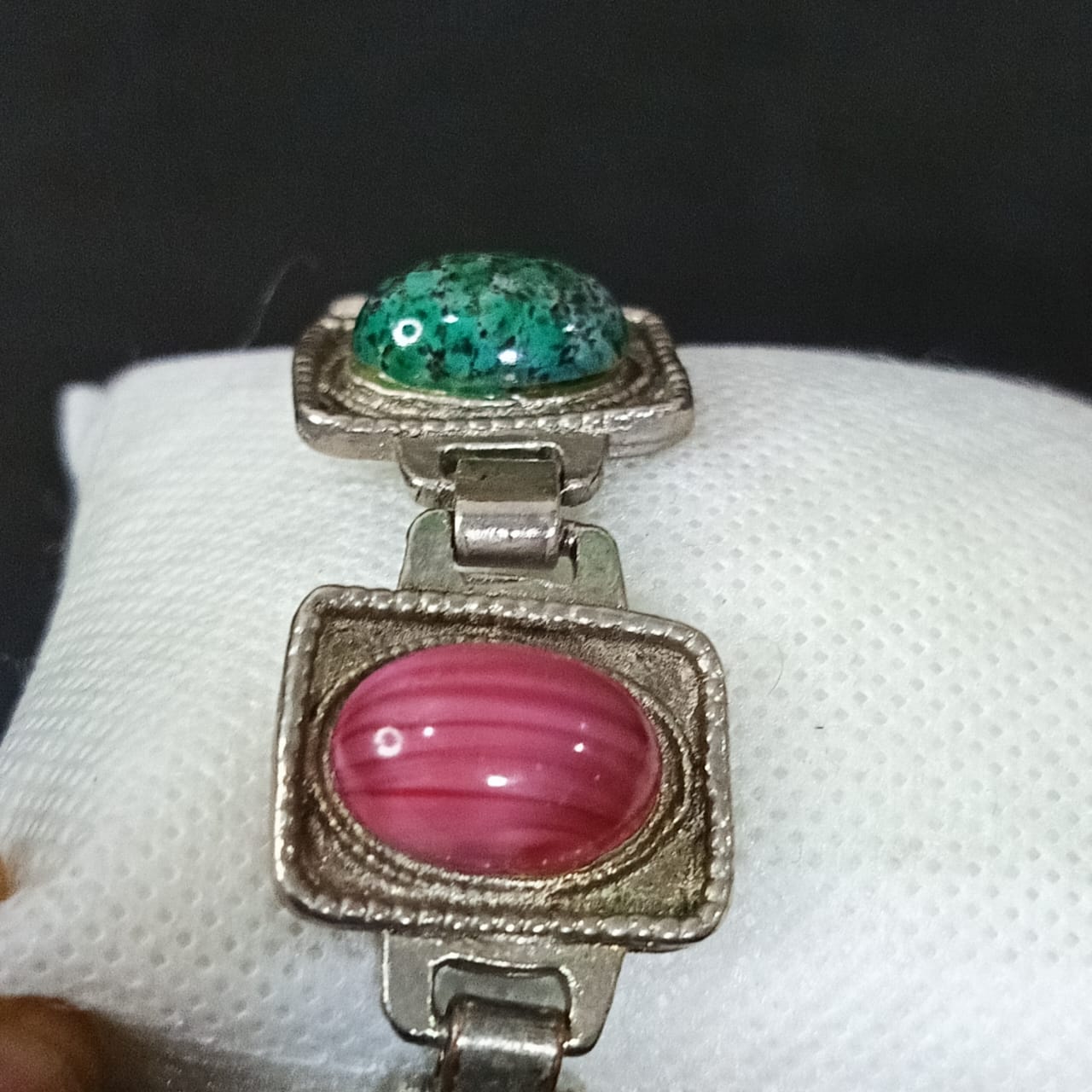 سوار معدني تحفة مرصعةبأحجار طبيعية ينقصه حجر