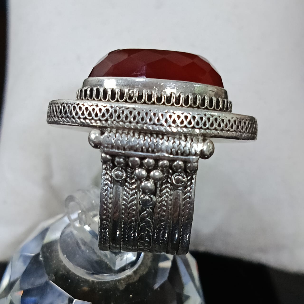 خاتم فضة نادر مميز بحجر عقيق أحمر شفاف طبيعي
