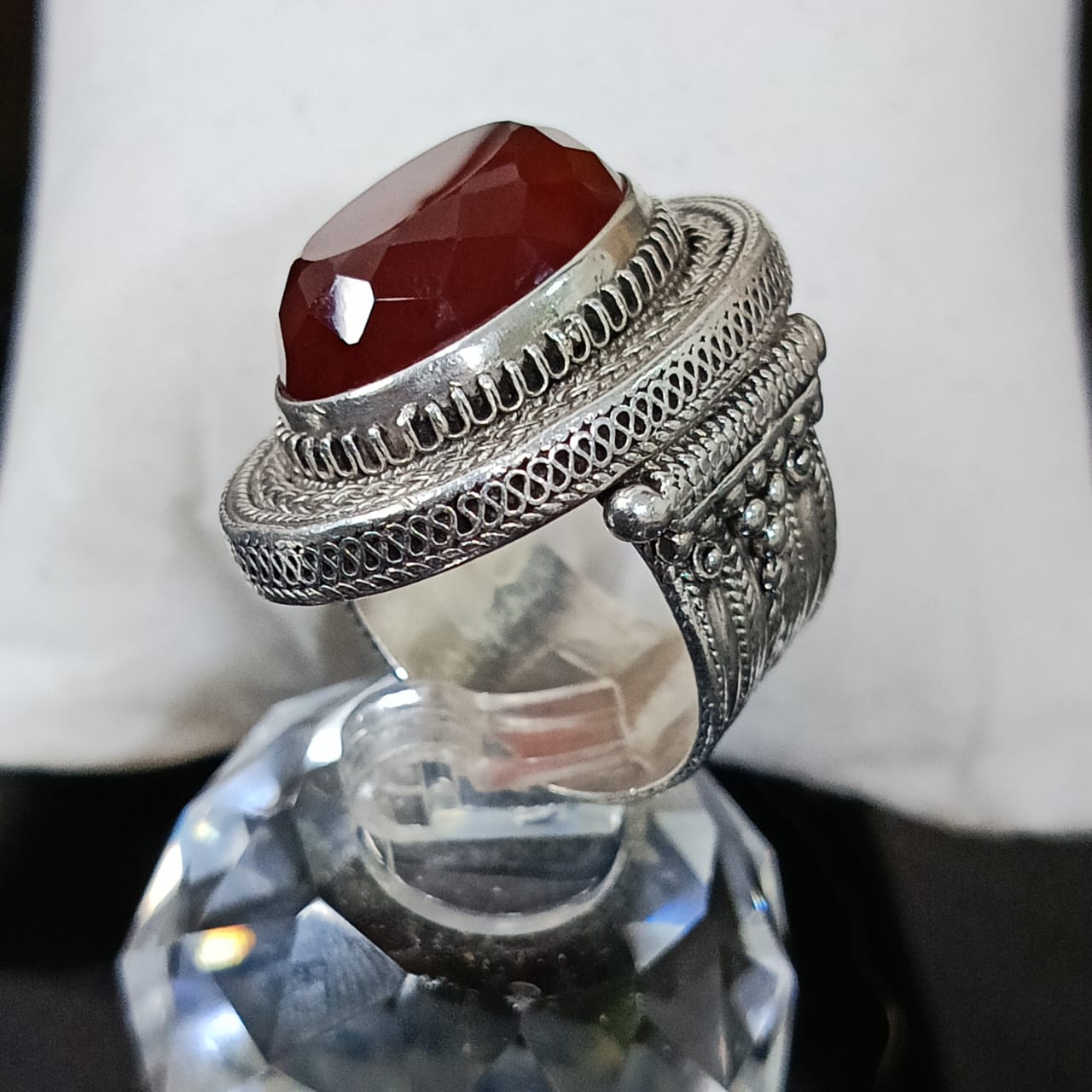 خاتم فضة نادر مميز بحجر عقيق أحمر شفاف طبيعي
