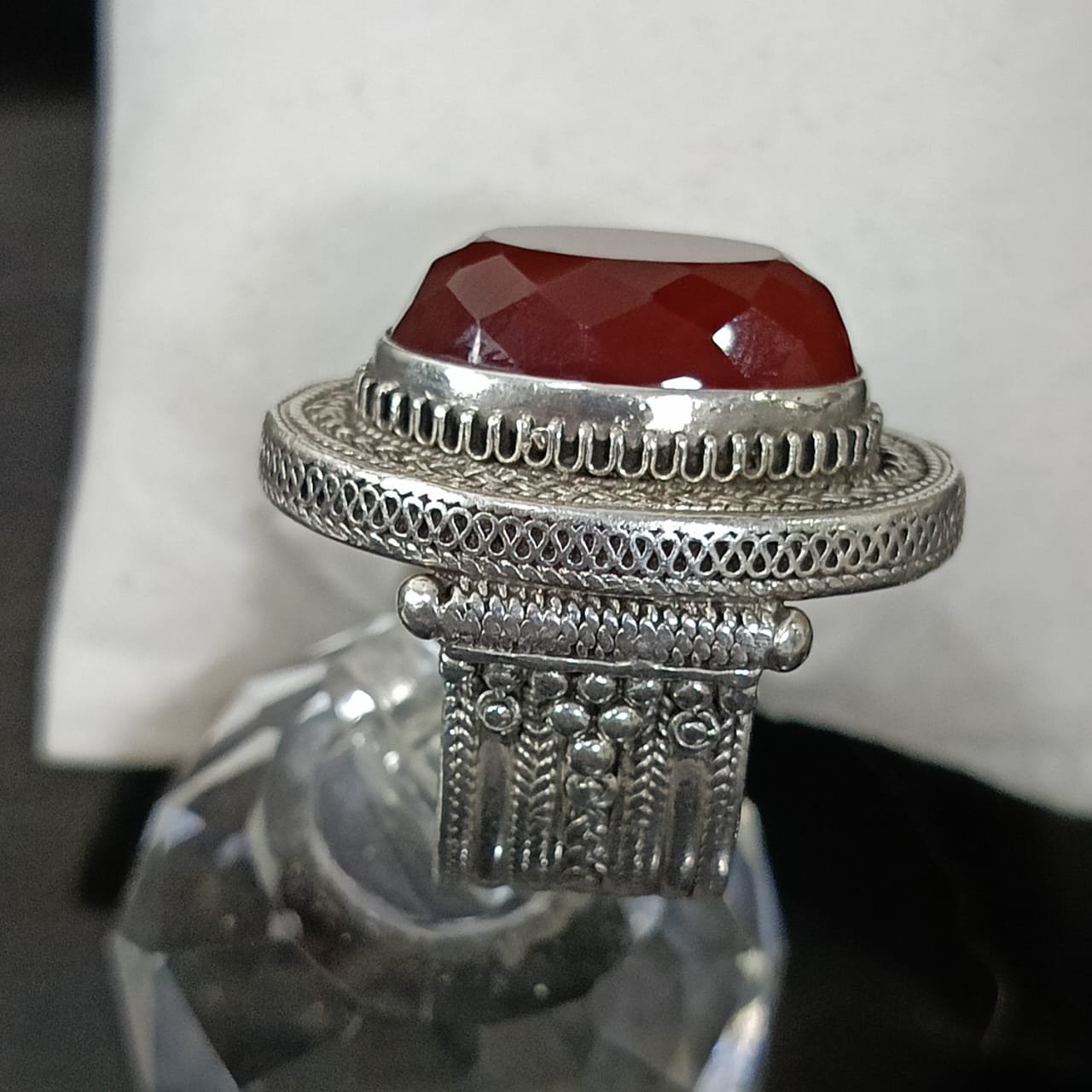 خاتم فضة نادر مميز بحجر عقيق أحمر شفاف طبيعي