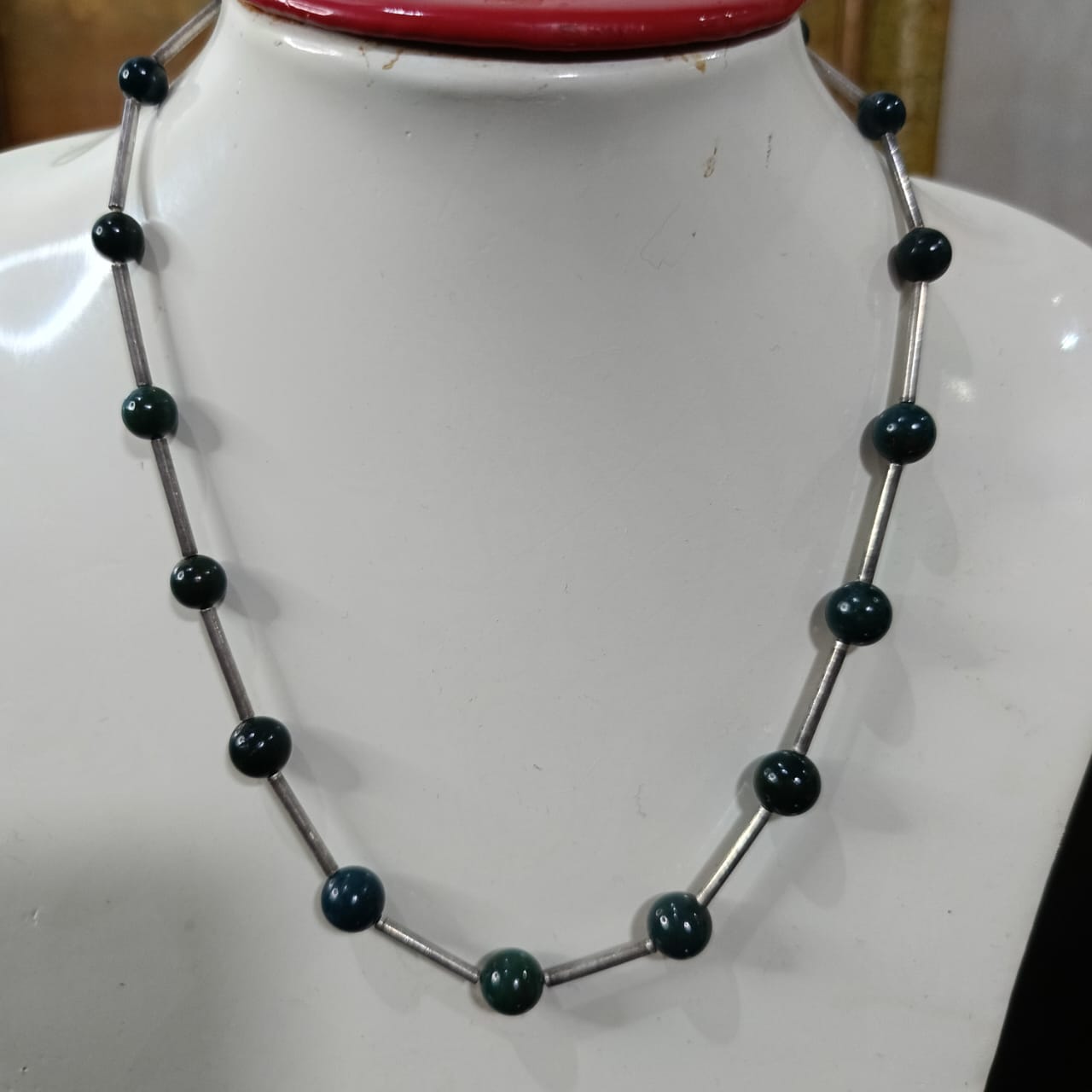 عقد تحفة من فضة وحجر جاد طبيعي