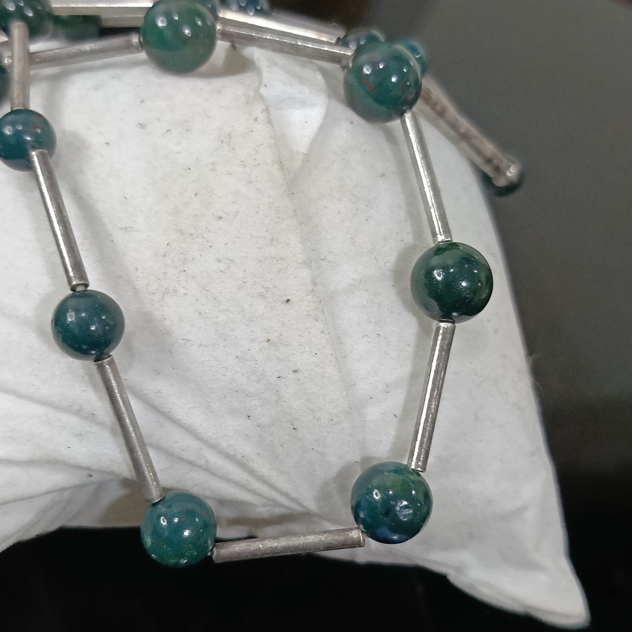 عقد تحفة من فضة وحجر جاد طبيعي