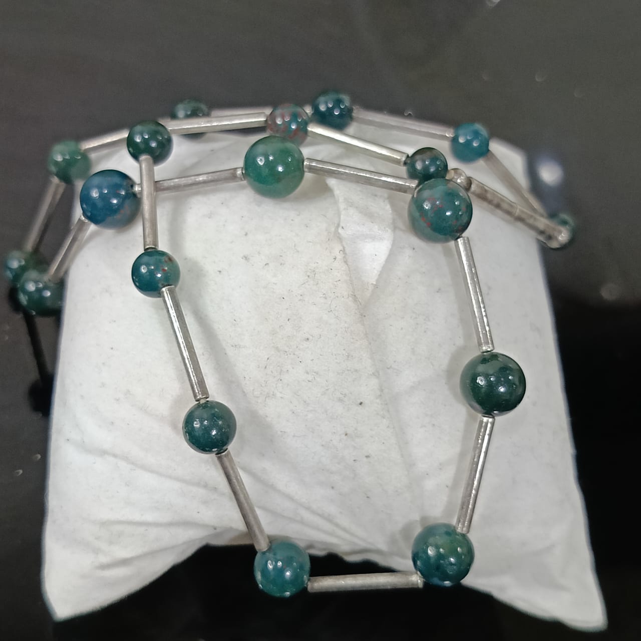 عقد تحفة من فضة وحجر جاد طبيعي