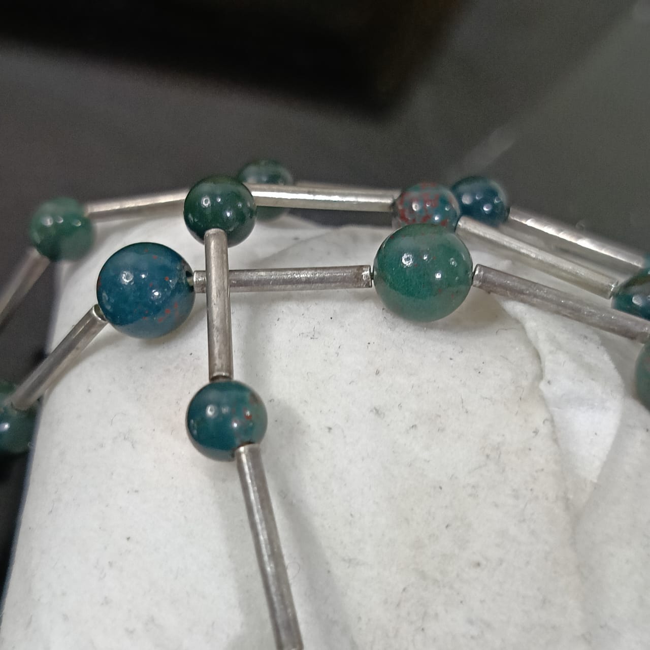 عقد تحفة من فضة وحجر جاد طبيعي