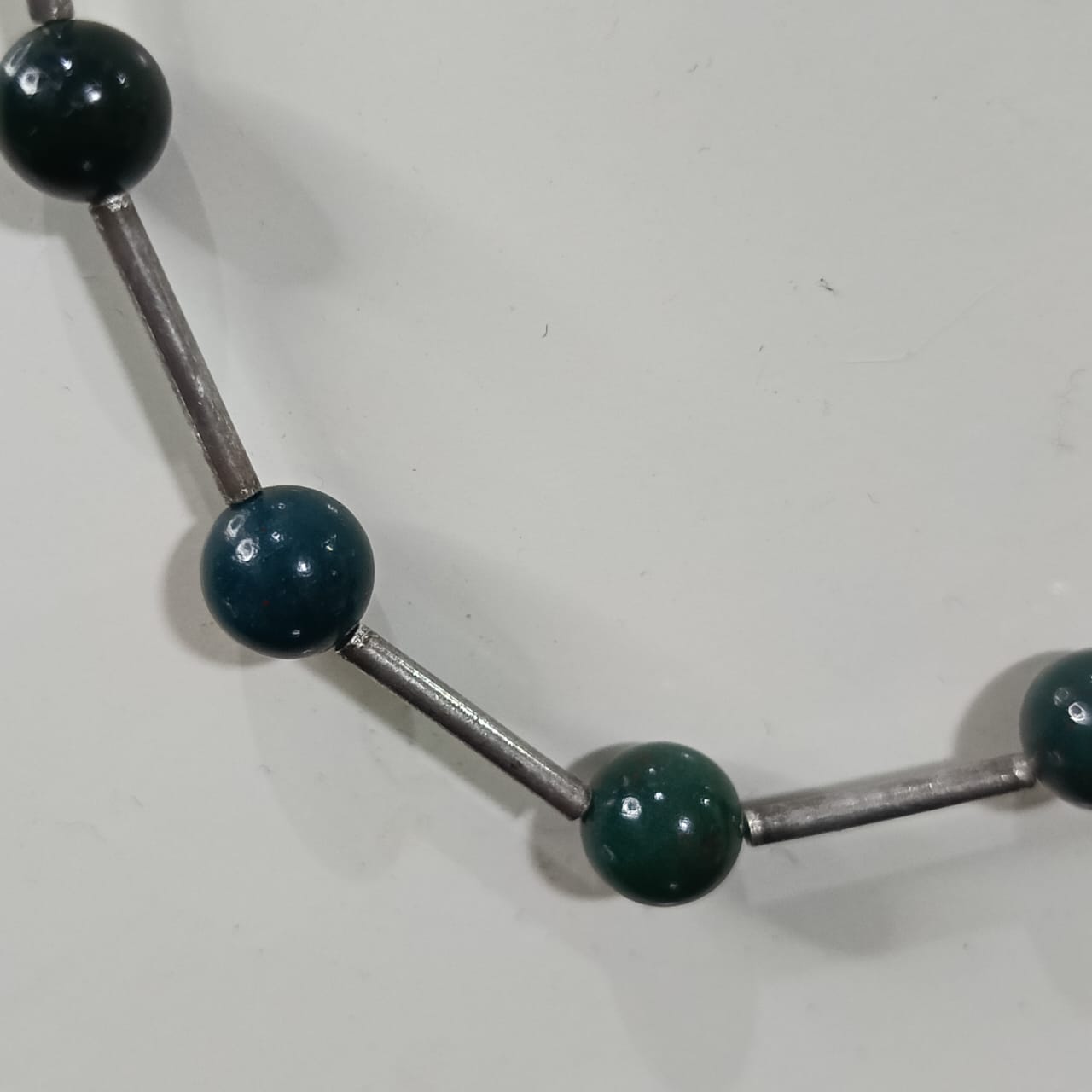 عقد تحفة من فضة وحجر جاد طبيعي