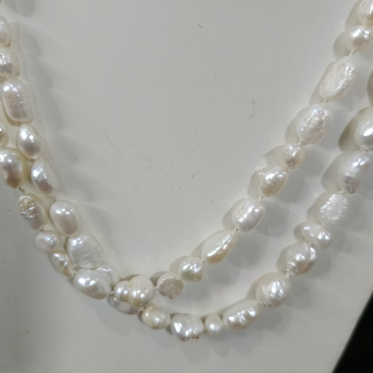 عقد طويل من جوهر الحر