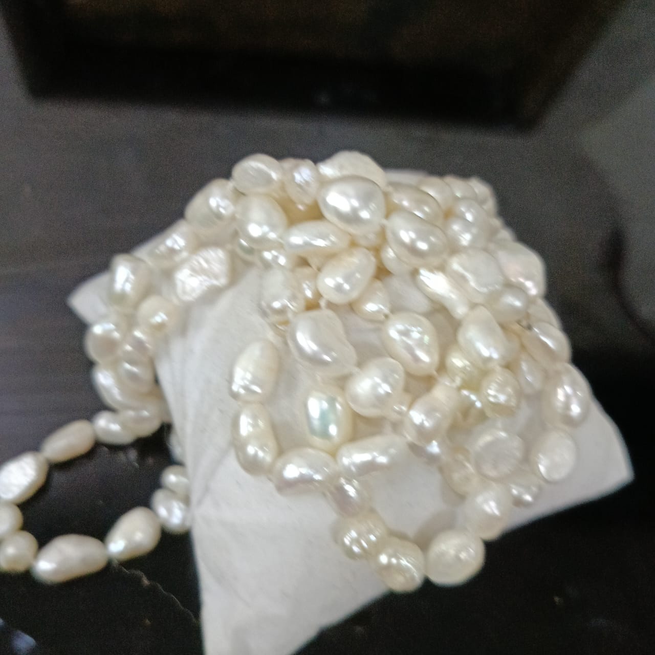 عقد طويل من جوهر الحر