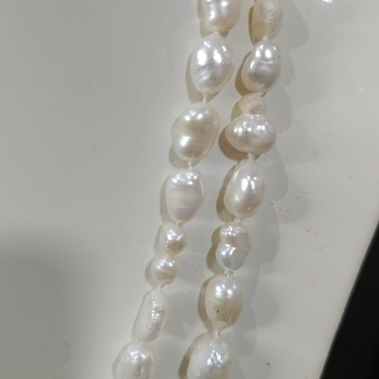 عقد طويل من جوهر الحر