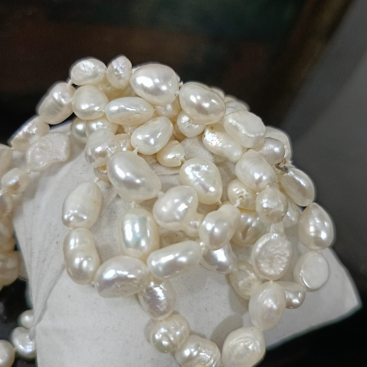 عقد طويل من جوهر الحر