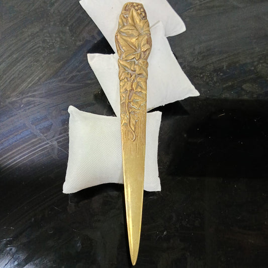 فاتح الأغلفة لرونز عليه إمضاء