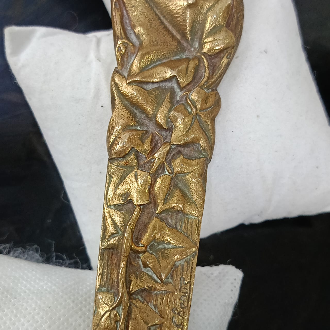 فاتح الأغلفة لرونز عليه إمضاء