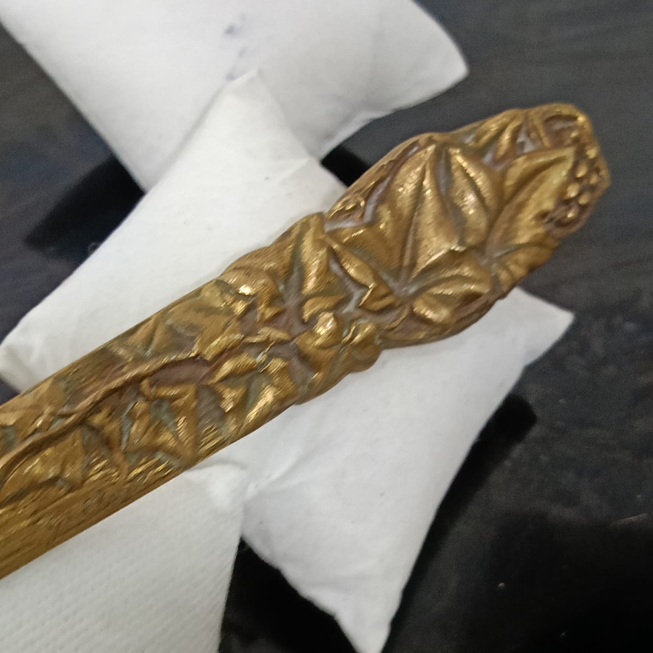 فاتح الأغلفة لرونز عليه إمضاء