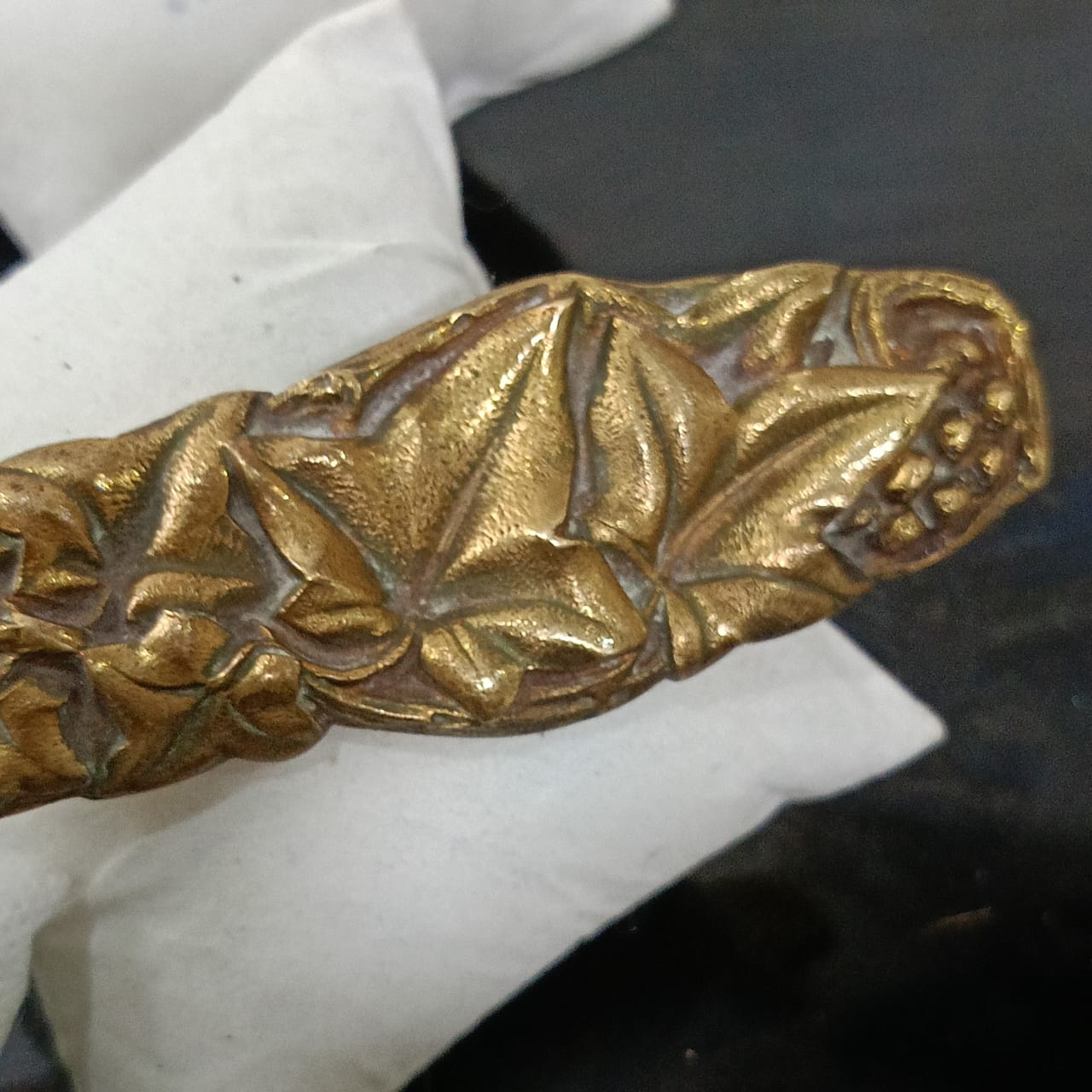 فاتح الأغلفة لرونز عليه إمضاء